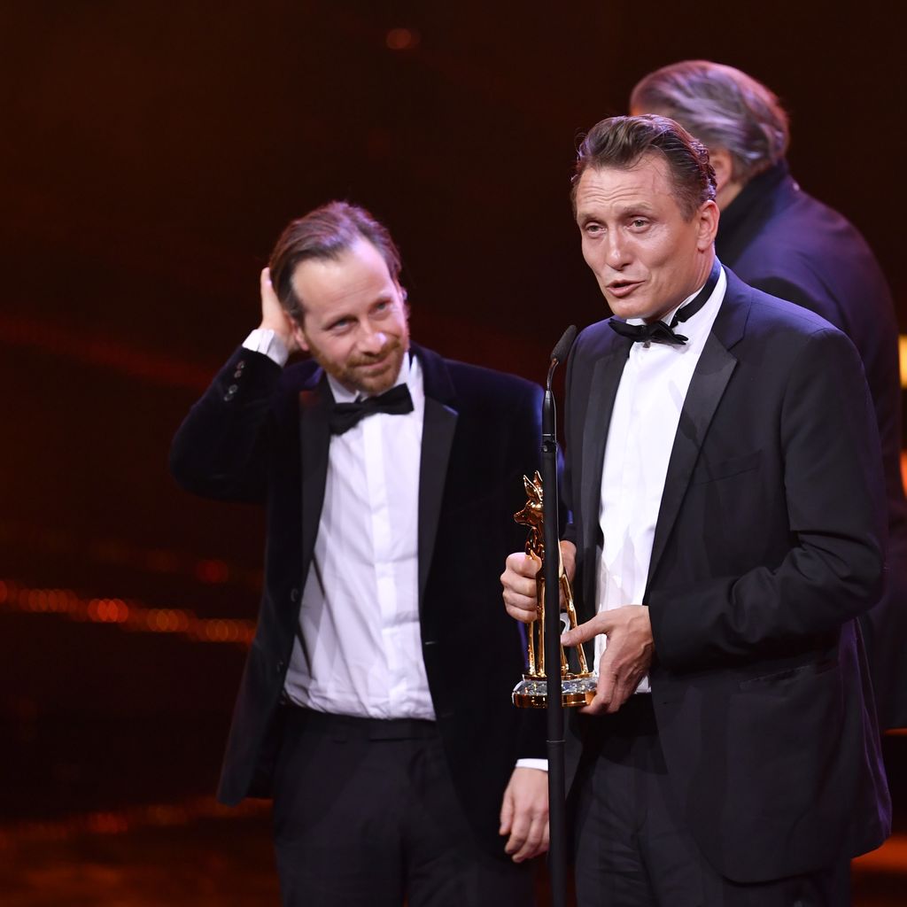 Fabian Busch und Oliver Masucci mit ihrem Bambi