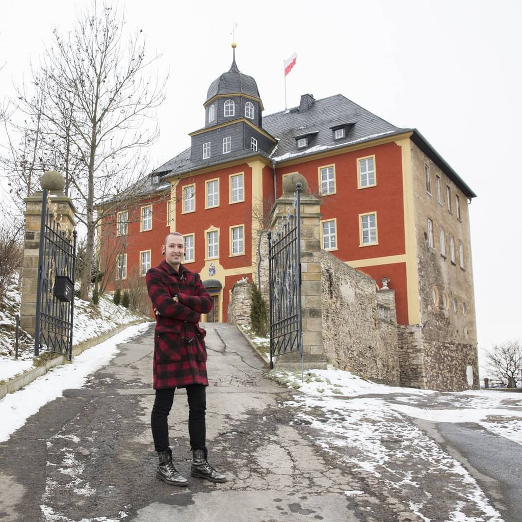 Fabian Kahl vor seinem Familienschloss Brandenstein in Ranis 2018