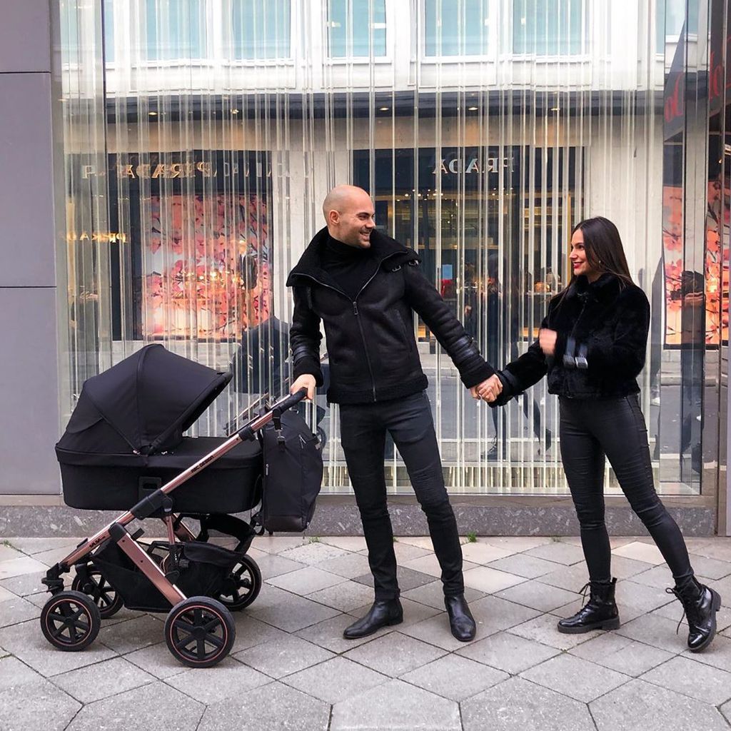 Fabian Nickel und Ziania Rubi mit ihrem Baby