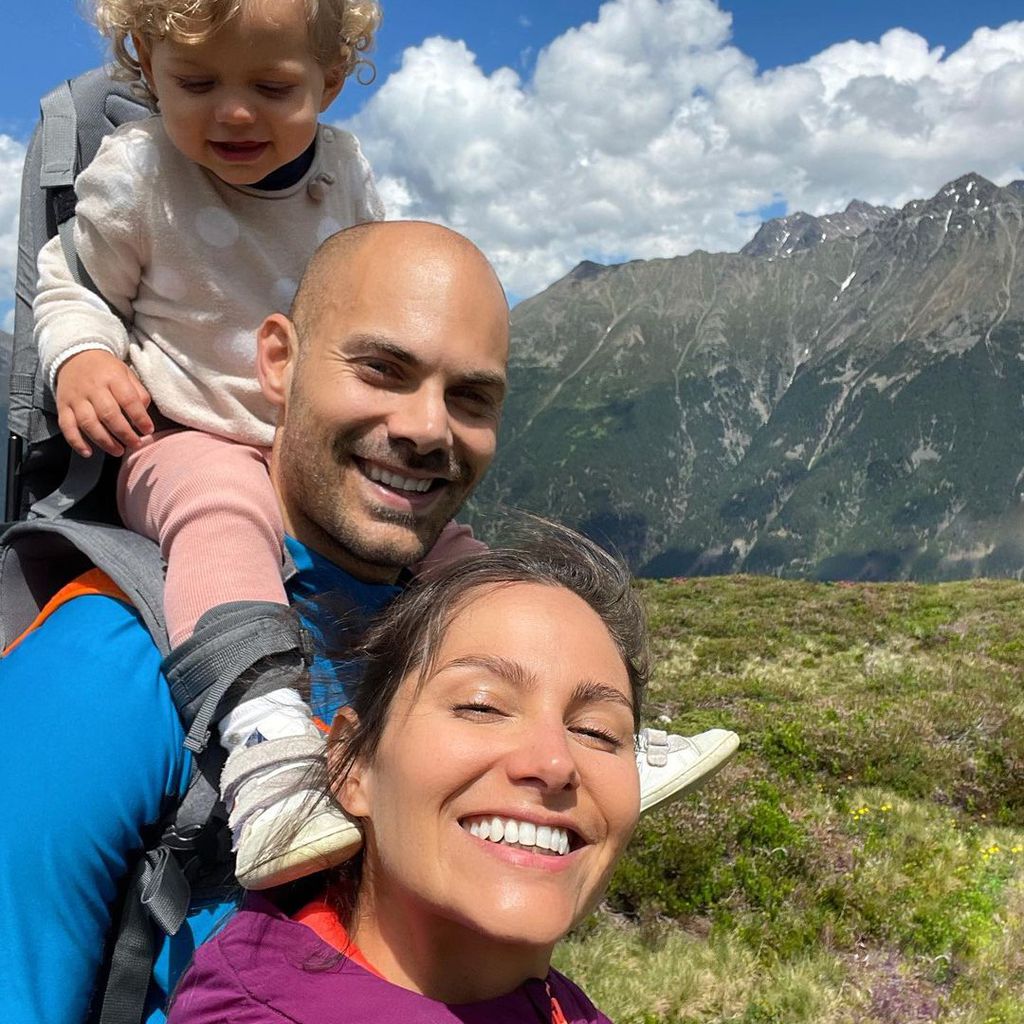 Fabian Nickel und Ziania Rubi mit ihrer Tochter in den Bergen