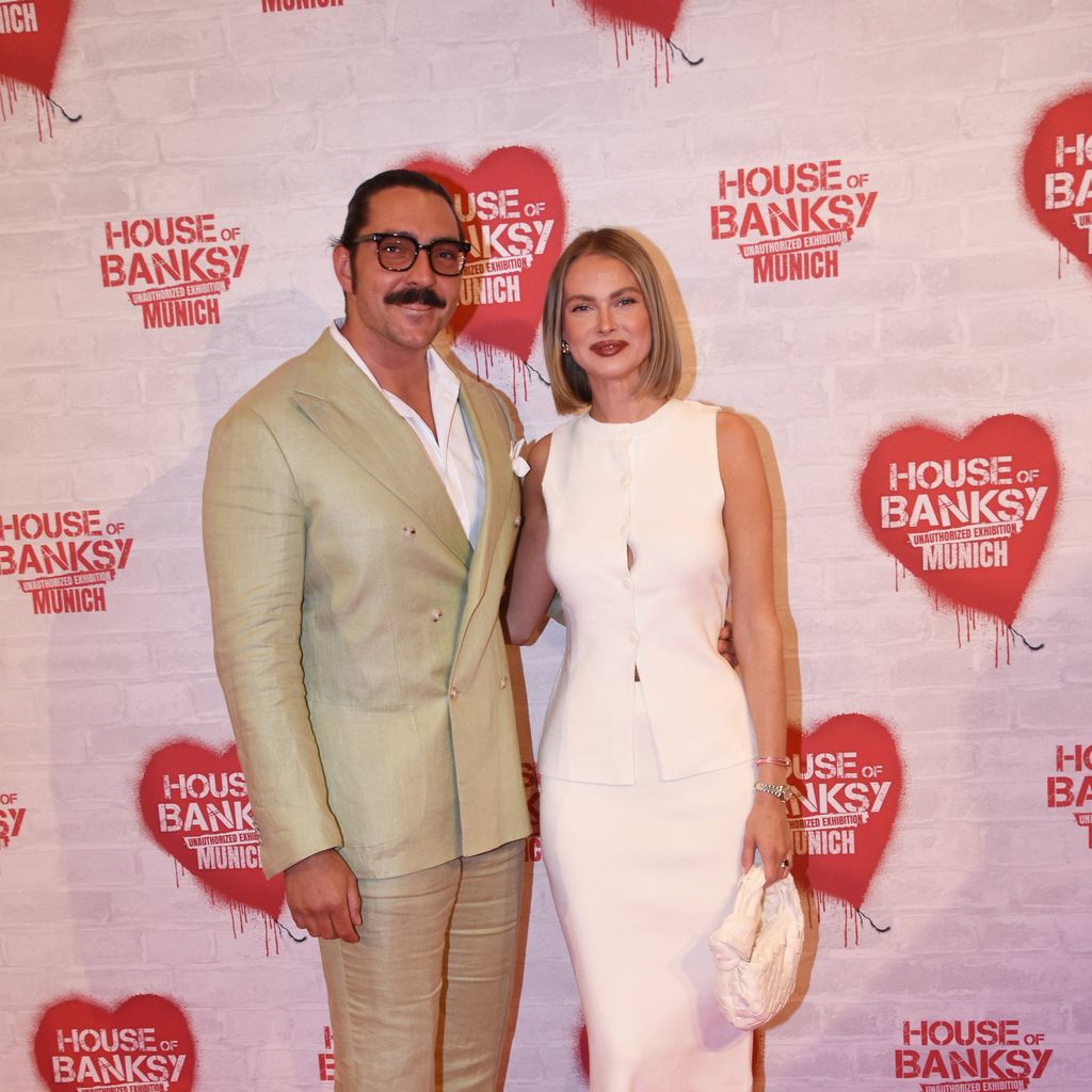 Fabio Knez und Darya Strelnikova bei der Eröffnung der Ausstellung "House of Banksy – An Unauthorized Exhibition" in München