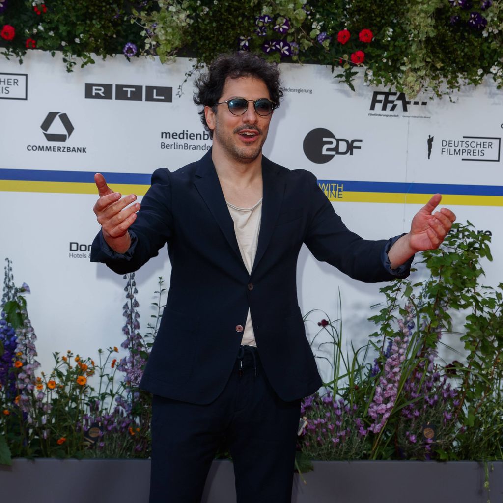 Beim Deutschen Filmpreis 2023: Fahri Yardim auf dem roten Teppich im Theater am Potsdamer Platz in Berlin