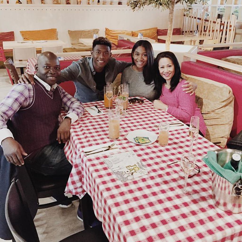 David und Rose May Alaba mit ihren Eltern im November 2015