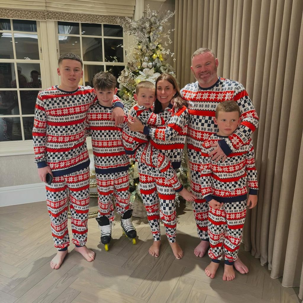 Wayne Rooney und seine Familie in Weihnachtspyjamas