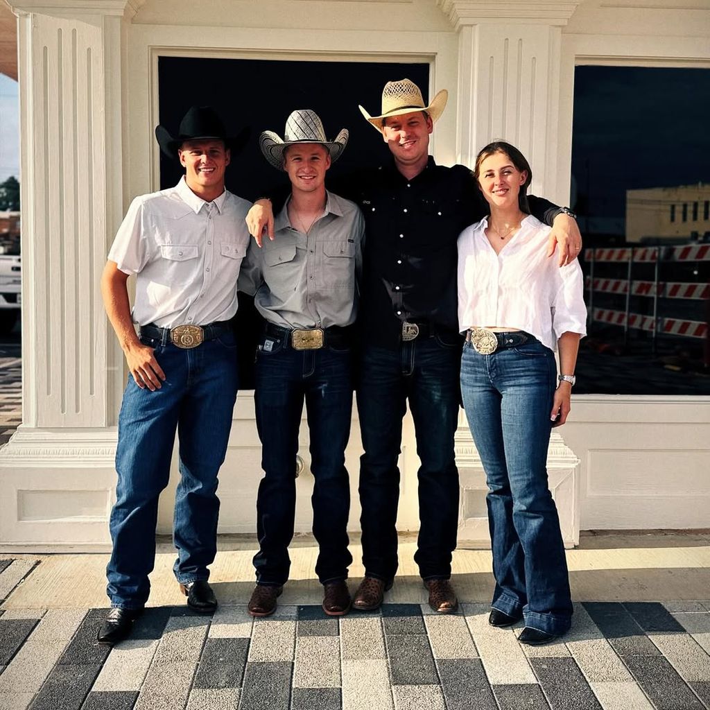 Mick Schumacher (links) besucht Schwester Gina und ihren Mann (zweiter v. rechts) Texas, Okt. '25.