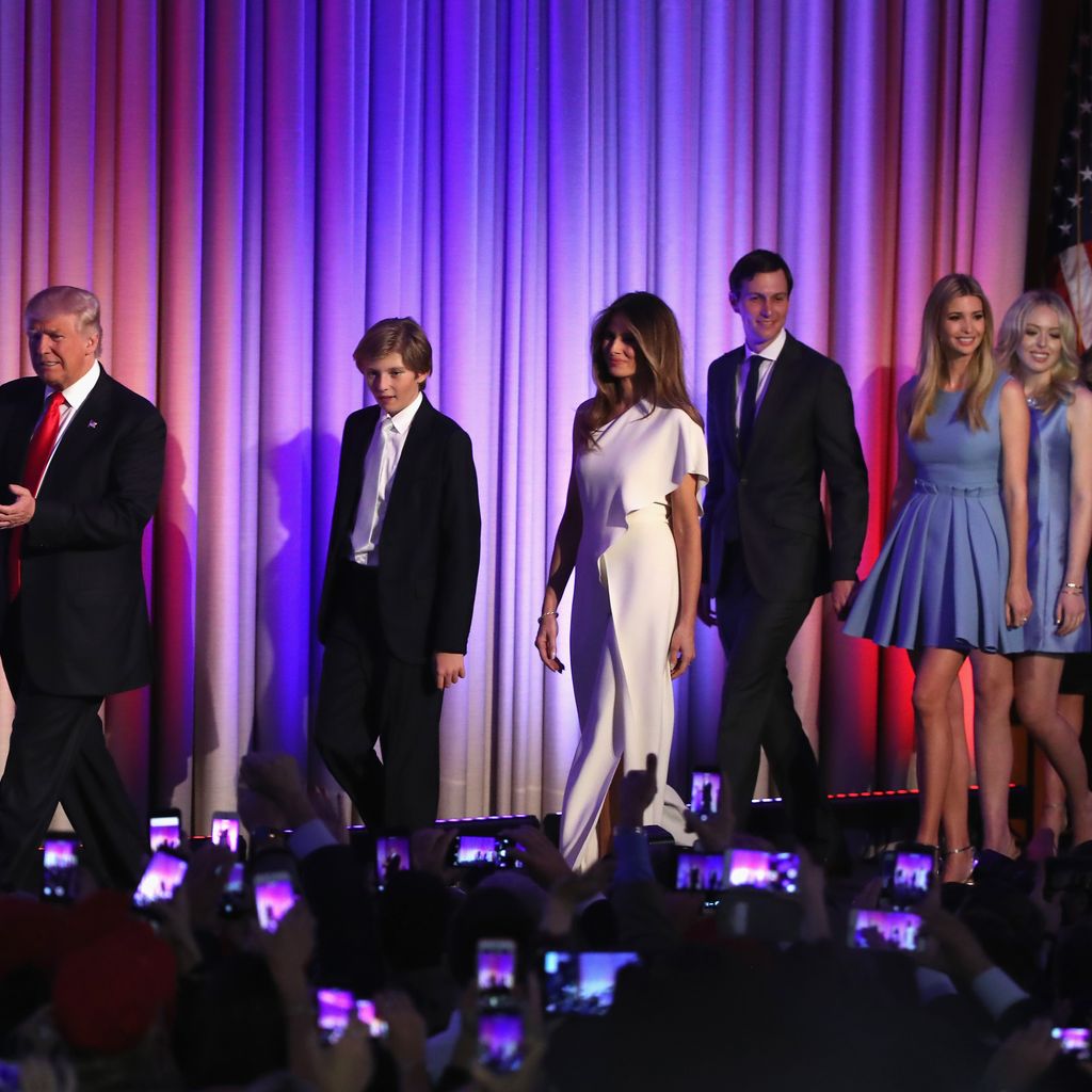 Familie Trump mit dem zukünftigen Präsidenten auf der Bühne