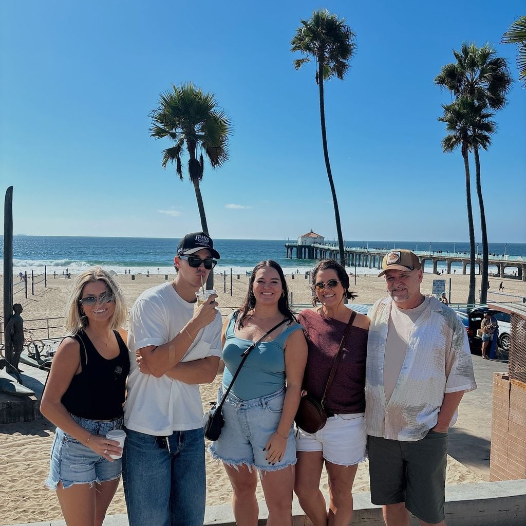 Schauspieler Noah Beck mit seinen Schwestern Tatum und Haley und ihren Eltern