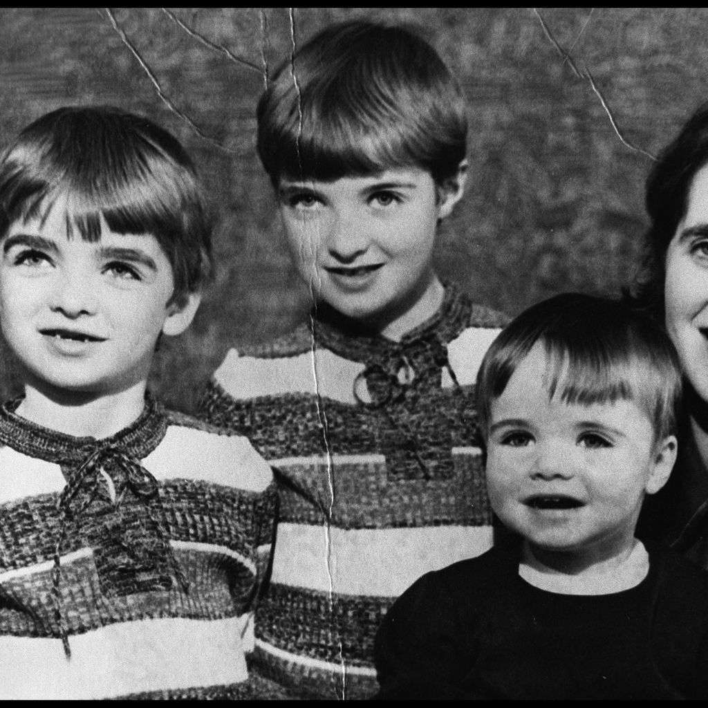 Noel, Paul, Liam und Mama Peggy Gallagher Mitte der 70er Jahre