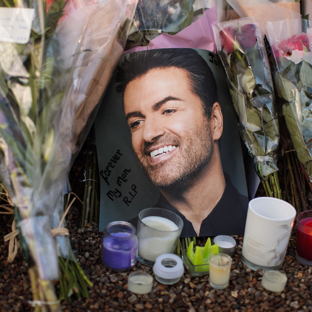 Fans verabschieden sich von George Michael mit Kerzen und Blumensträußen