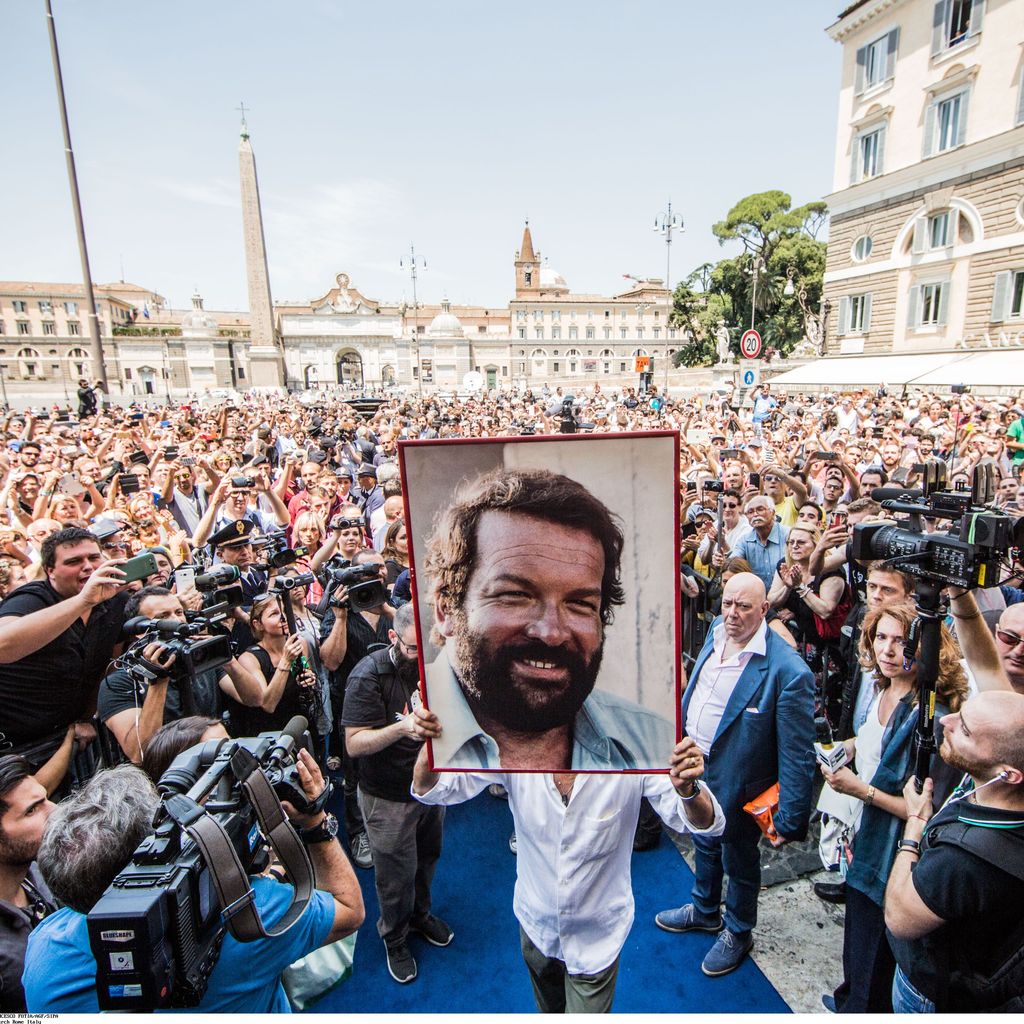 Fans gedenken Bud Spencer bei der Trauerfeier in Rom