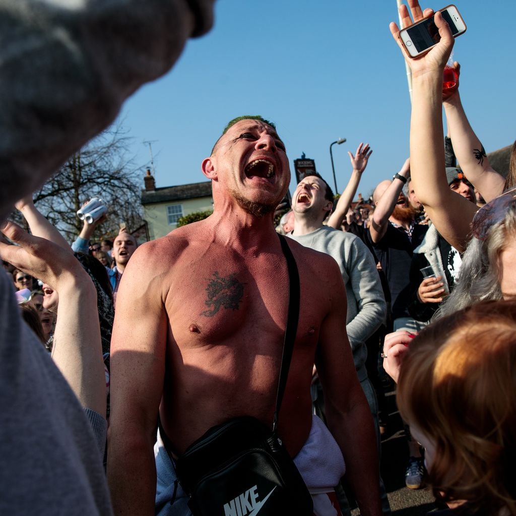 Fans singen bei Keith Flints Beerdigung