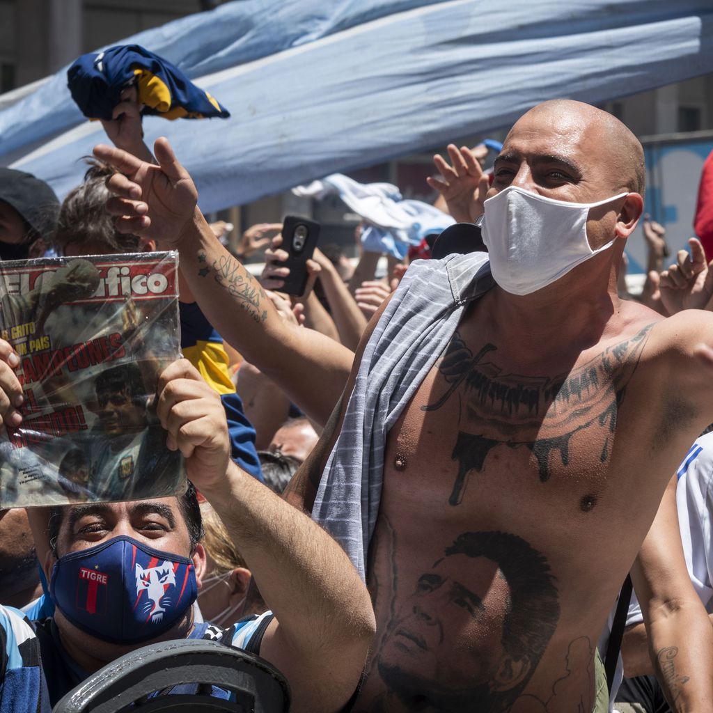 Fans bei der Totenwache von Diego Maradonna