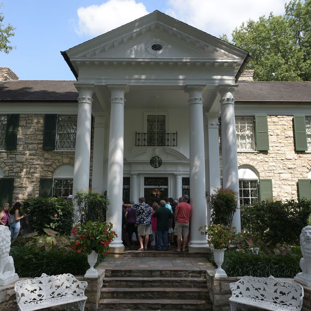 Fans vor der Villa auf Elvis Presleys Anwesen Graceland