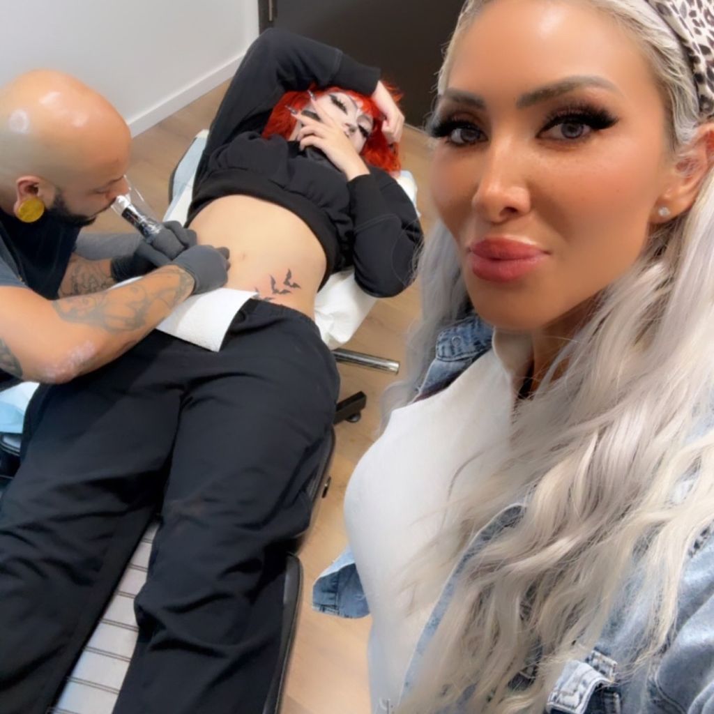 Farrah Abraham mit ihrer Tochter Sophia beim Tätowierer