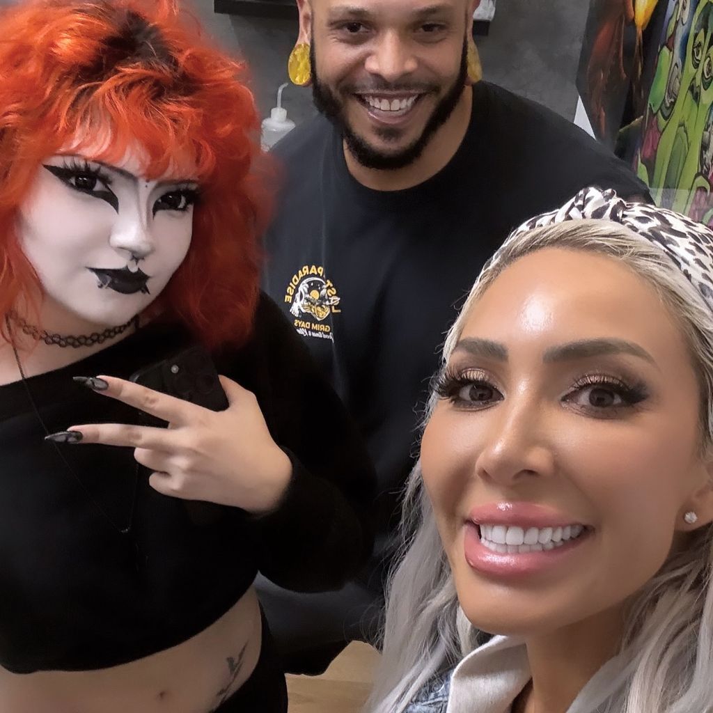 Farrah Abraham (r.) mit ihrer Tochter Sophia und deren Tätowierer, Oktober 2025