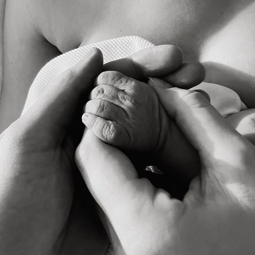 Fata Hasanović zeigt die Hand ihres Babys