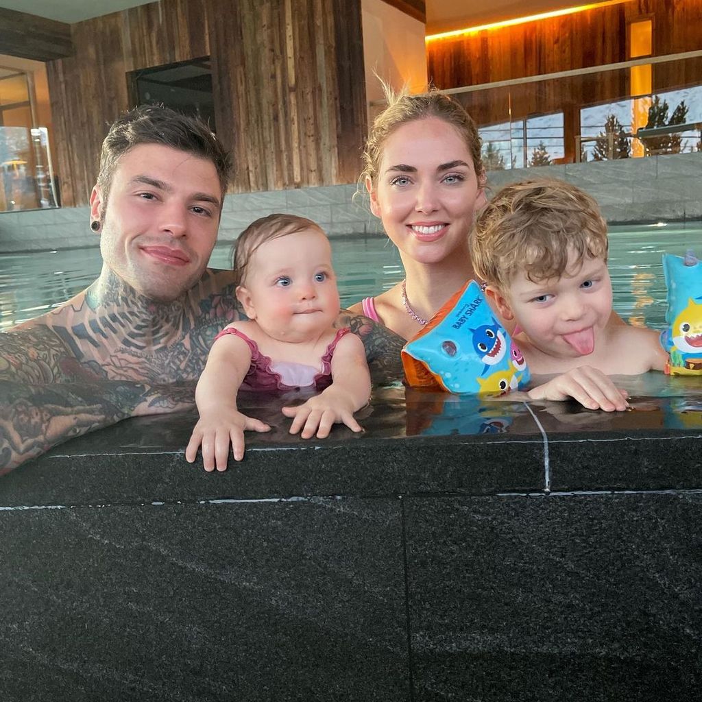 Rapper Fedez mit seiner Frau Chiara Ferragni und den gemeinsamen Kindern