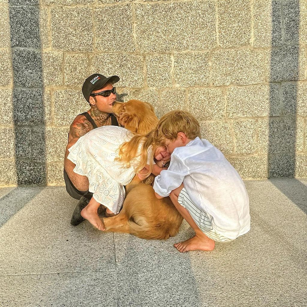 Rapper Fedez mit seinen Kids und dem Familienhund, August 2024