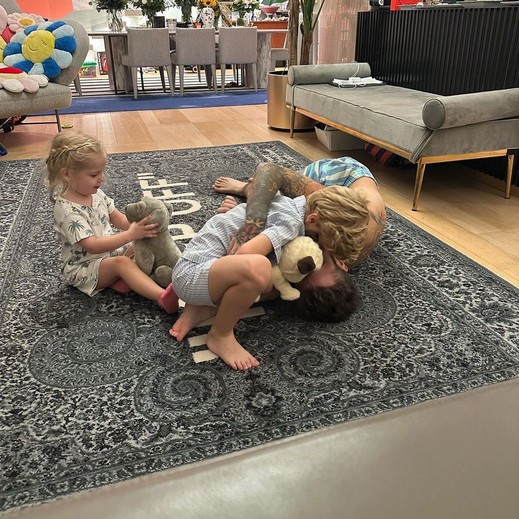 Fedez mit seinen Kindern