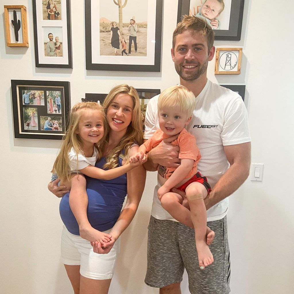 Felicia Walker und Cody Walker mit ihren Kindern