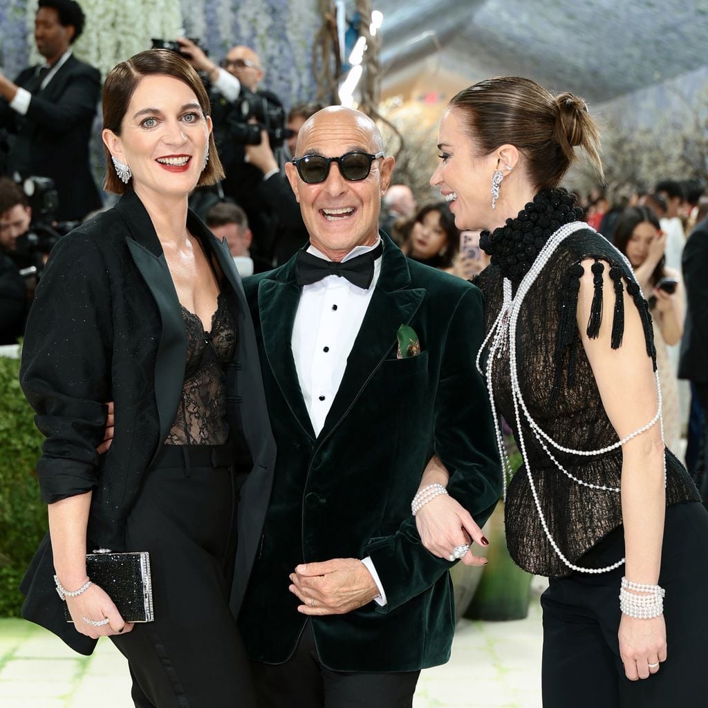 Felicity Blunt, Stanley Tucci und Emily Blunt bei der Met Gala 2026 im Metropolitan Museum of Art in New York City