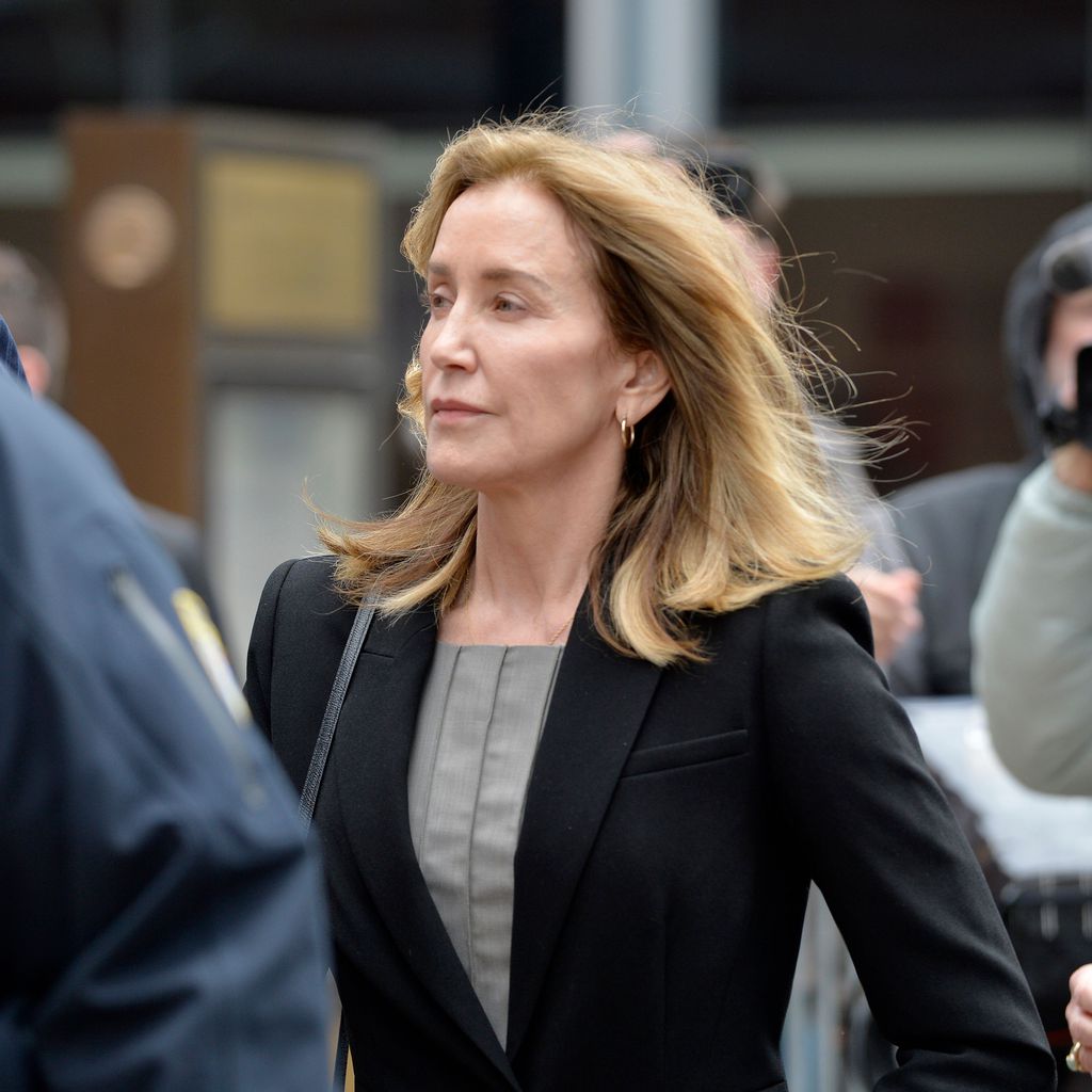 Felicity Huffman auf dem Weg zu einer Gerichtsverhandlung
