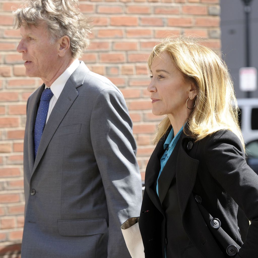 Felicity Huffman und ihr Bruder auf dem Weg zum Gericht, April 2019
