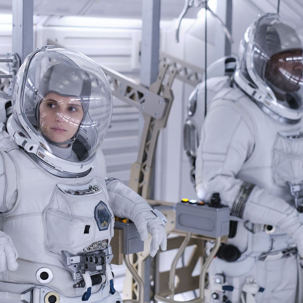 Felicity Jones und David Oyelowo in einer Szene von "The Midnight Sky"