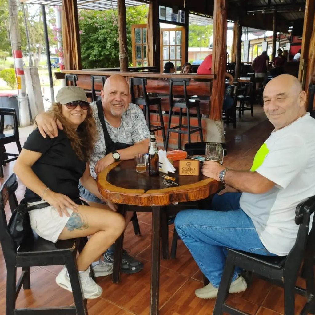 Félix Corcuera Clermont (2. v. l.) mit Freunden im Café