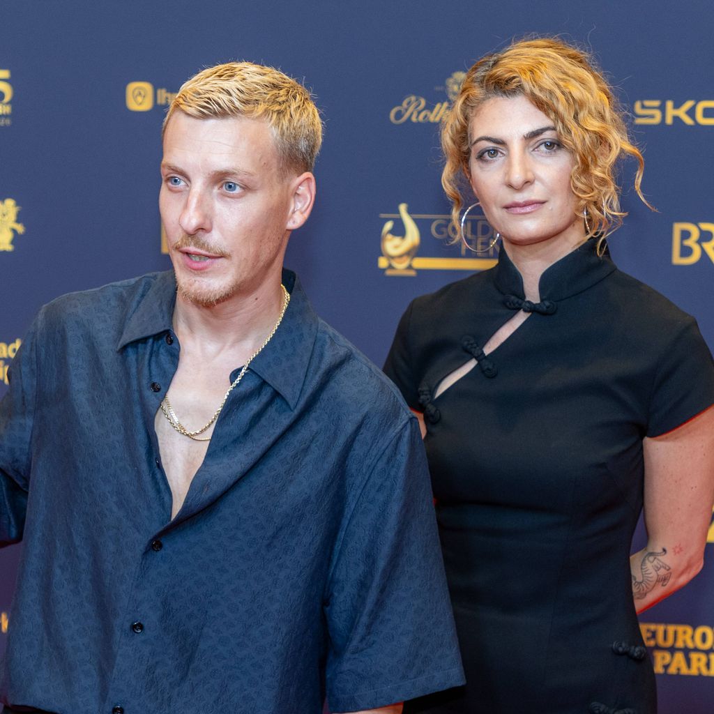 Felix Lobrecht nimmt die Goldene Henne entgegen, überreicht von Laudatorin Filiz Tasdan in Leipzig