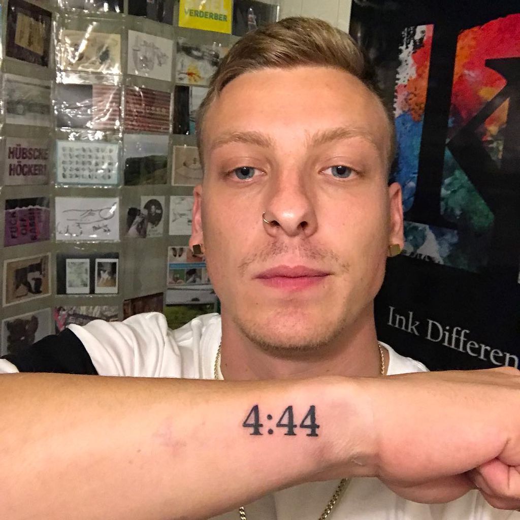 Felix Lobrecht zeigt sein Tattoo