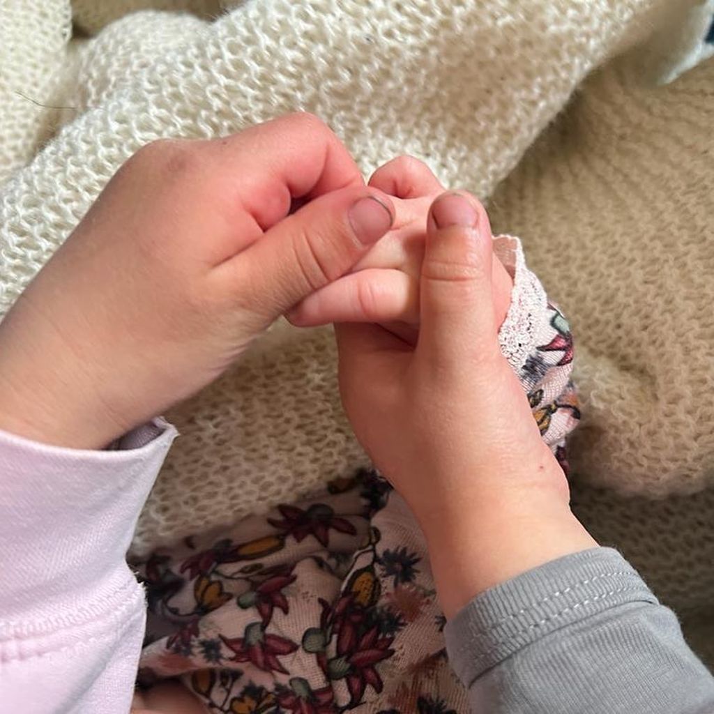Felix Neureuther zeigt die Hände seiner Kinder