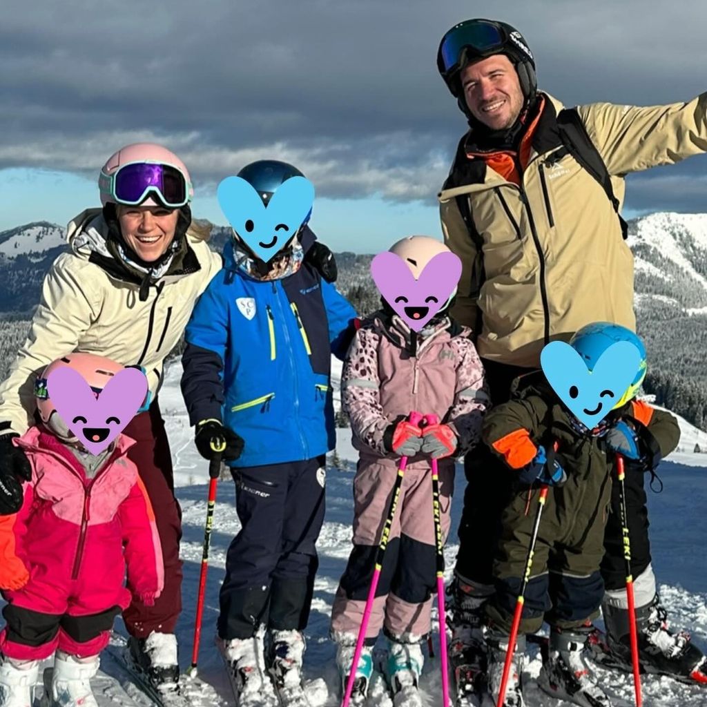Miriam und Felix Neureuther mit ihren Kindern, Dezember 2023