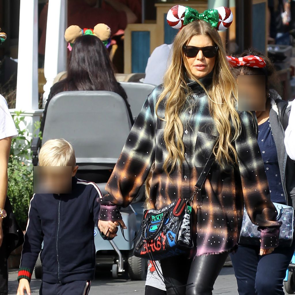 Fergie mit ihrem Sohn Axl im Disneyland, 2019