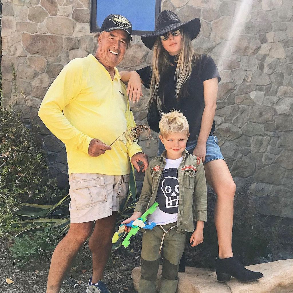 Fergie (r.) mit ihrem Vater Pat und ihrem Sohn Axl