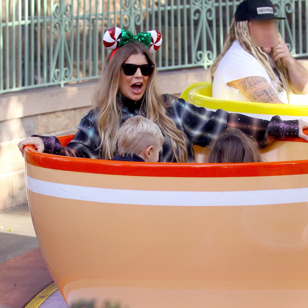 Fergie in einem Fahrgerät im Disneyland, 2019