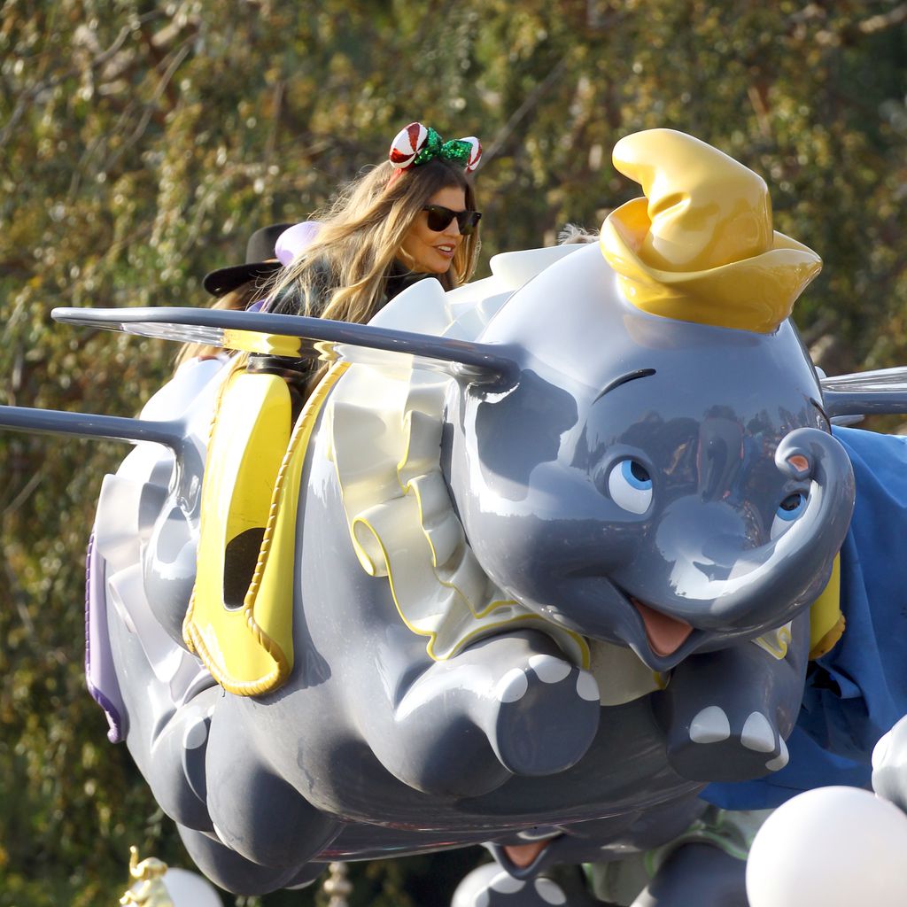 Fergie in einem Fahrgerät im Disneyland, 2019