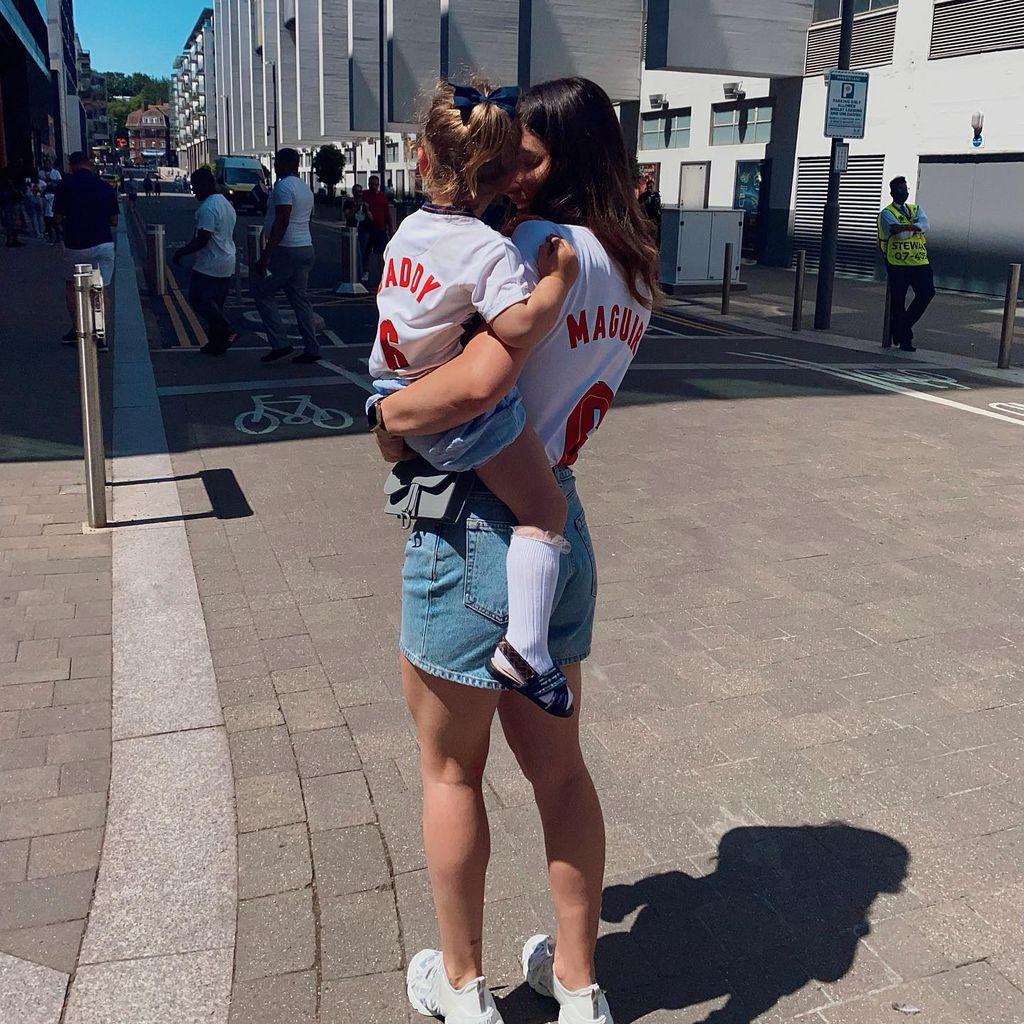 Fern Hawkins und ihre Tochter im Juni 2021