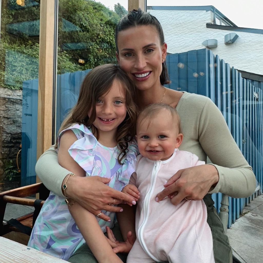 Ferne McCann und ihre zwei Töchter  im Mai 2024