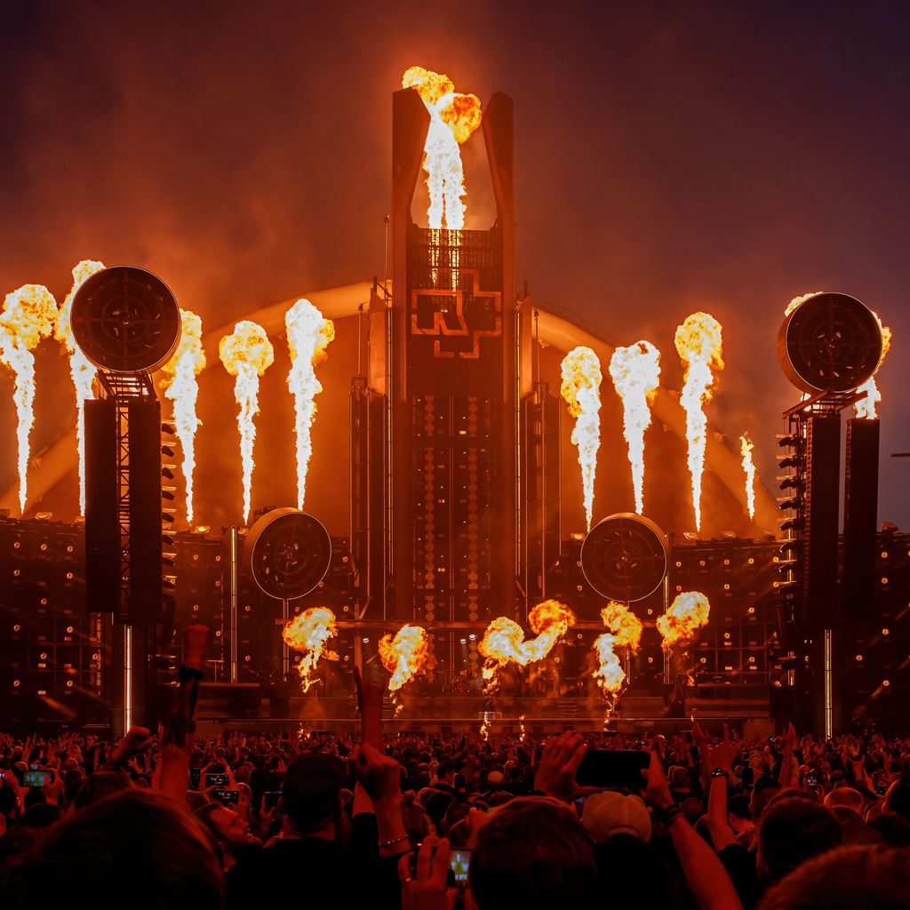 Rammstein zünden die Bühne in Tallinn während der Stadion-Welttournee 2022