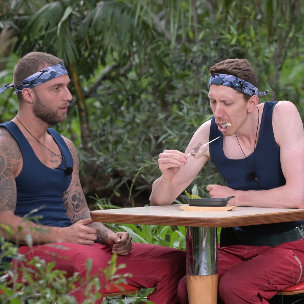Filip Pavlovic und Manuel Flickinger bei der Dschungelprüfung