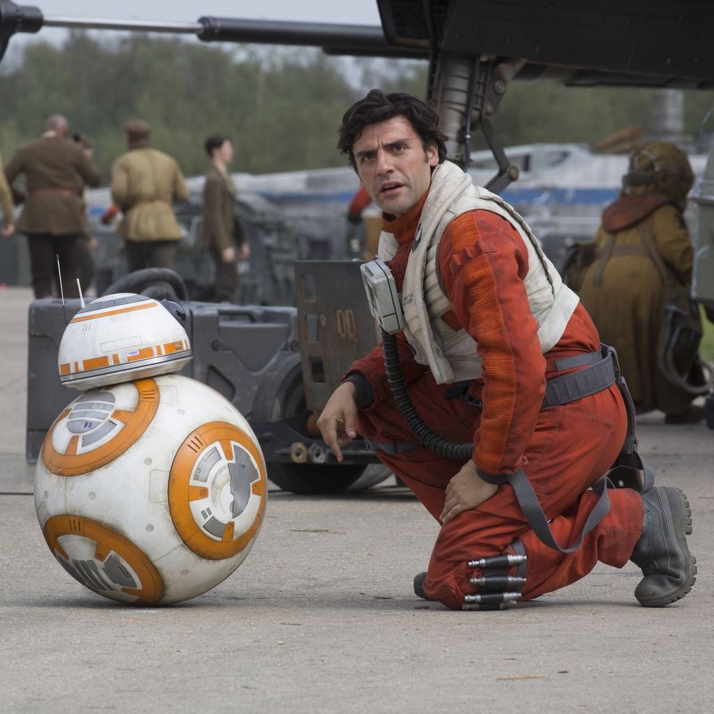 BB-8 und Poe Dameron (Oscar Isaac) in einer Szene aus "Star Wars: The Force Awakens" (2015)