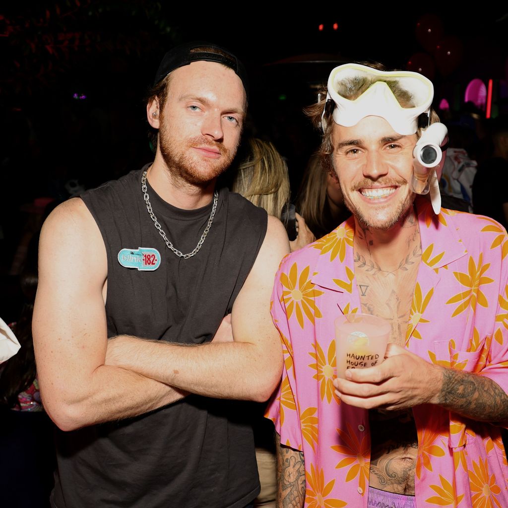 Finneas O'Connell und Justin Bieber auf der Annual Casamigos Halloween Party 2023