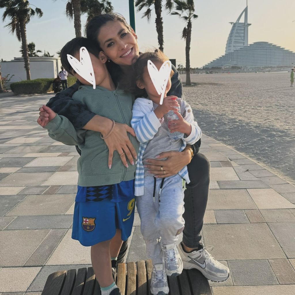 Fiona Erdmann, TV-Bekanntheit, mit zwei ihrer Kids