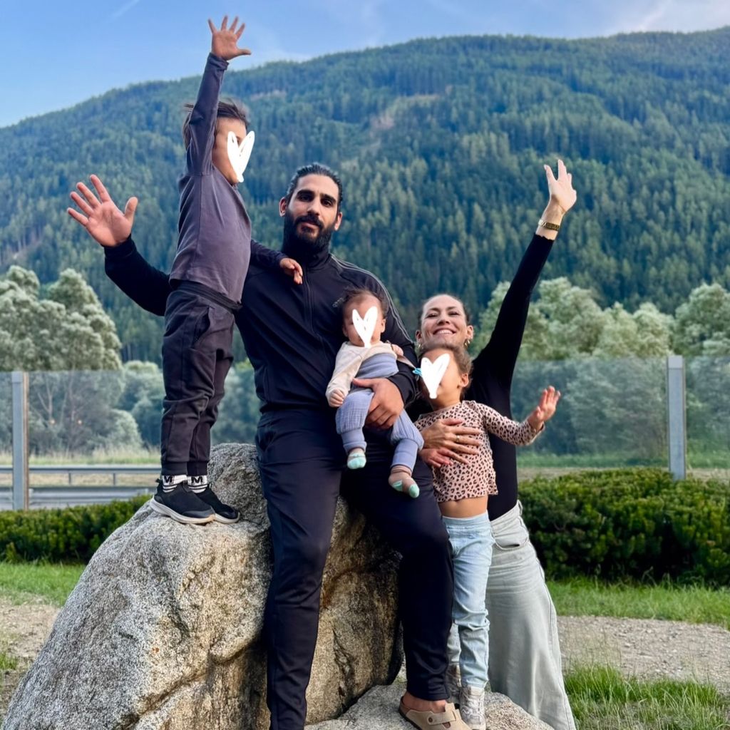 Fiona Erdmann mit ihrem Ehemann Mo und ihren drei Kindern