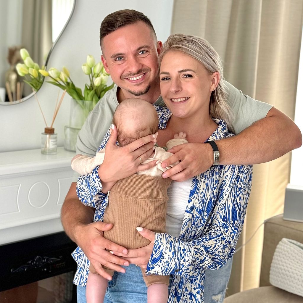 FitnessOskar und HealthyMandy mit ihrem Sohn im September 2024