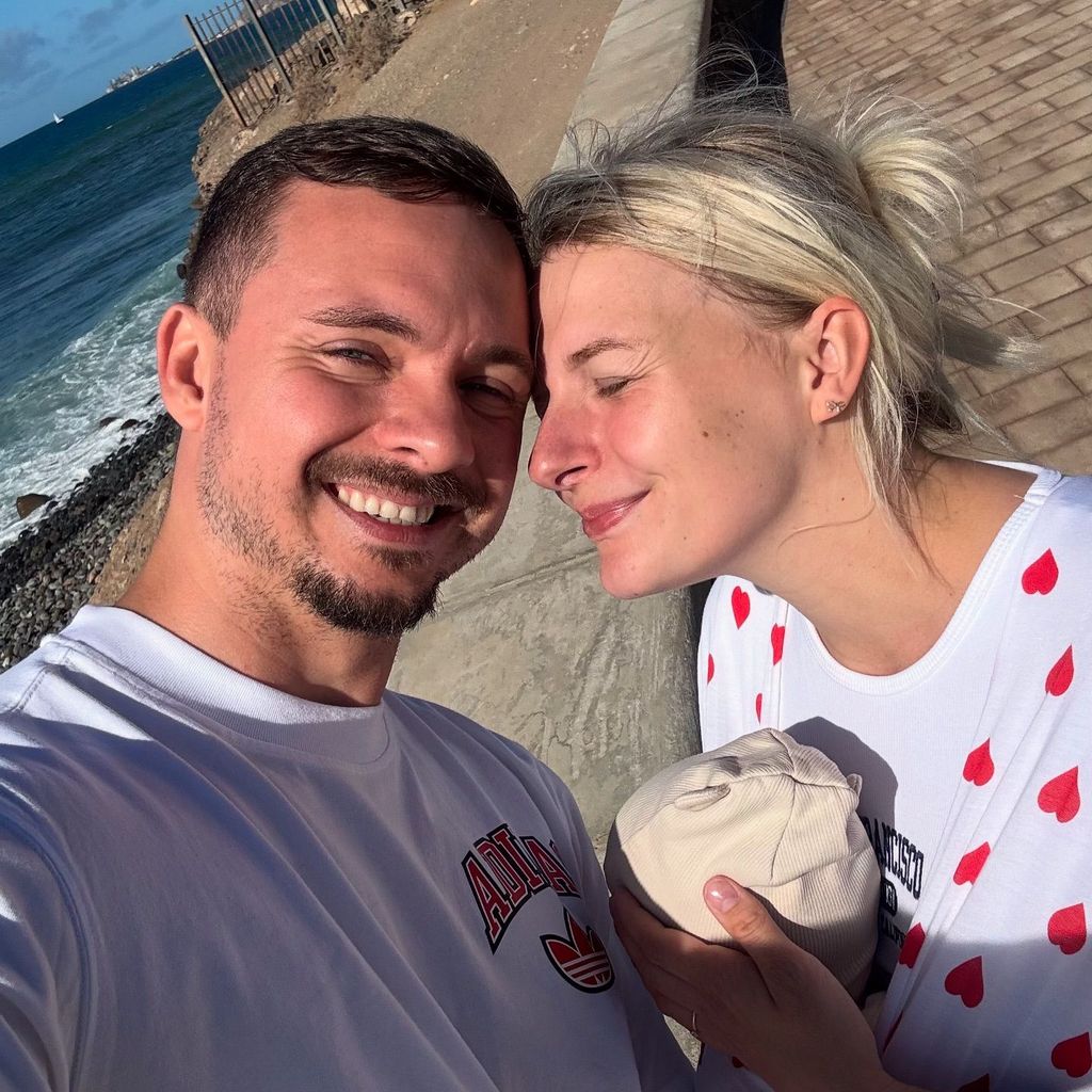 Influencer FitnessOskar und HealthyMandy mit ihrem Sohn, November 2024