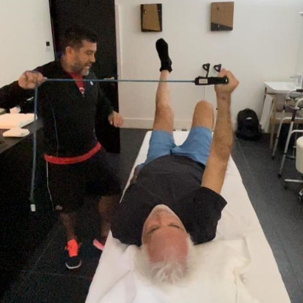 Flavio Briatore (r.) und sein Trainer bei einer Rehabilitationssitzung