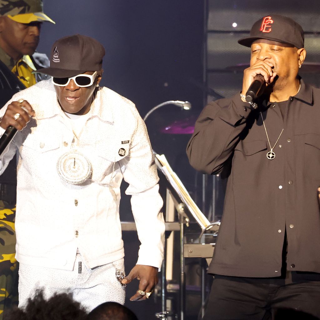 Flavor Flav und Chuck D performen bei der Pre-Grammy Gala 2024