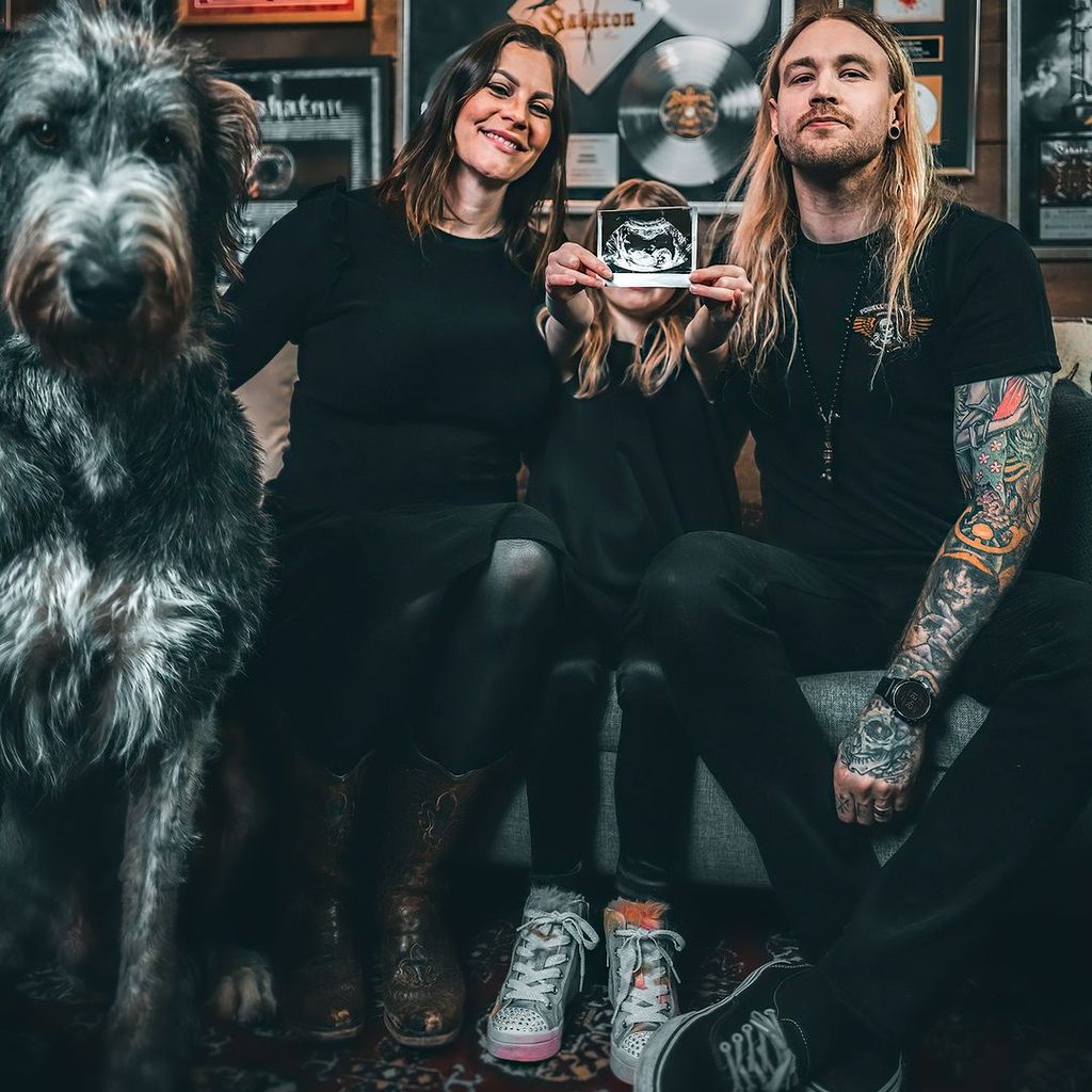 Floor Jansen mit ihrer Tochter Freya und ihrem Mann